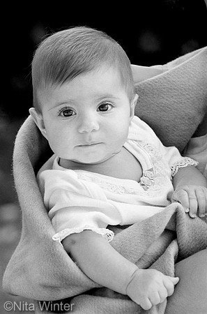 caucasian_baby_in_blanket_950817n10a_