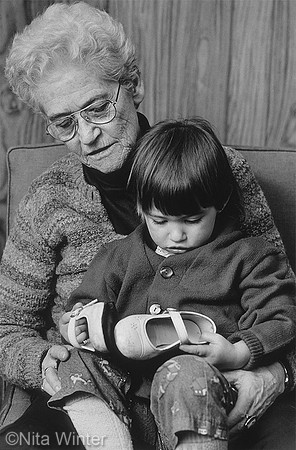 Wynn and child with shoes Tenderloin San Francisco_x1033
