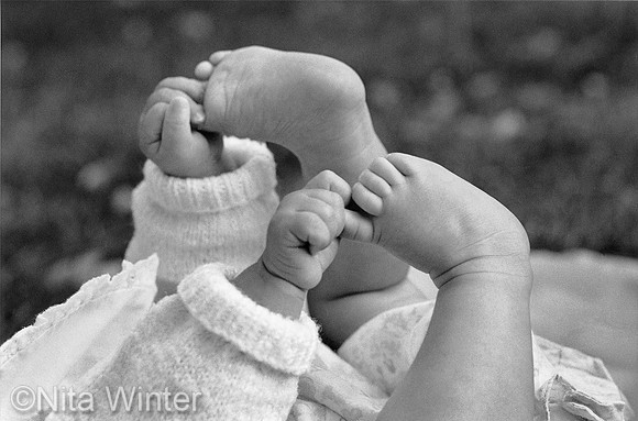 baby_fingers_toes_grayscale_bw